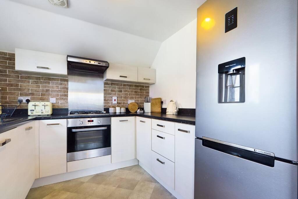 Chic City Centre Apartment With Allocated Parking Swansea Eksteriør bilde