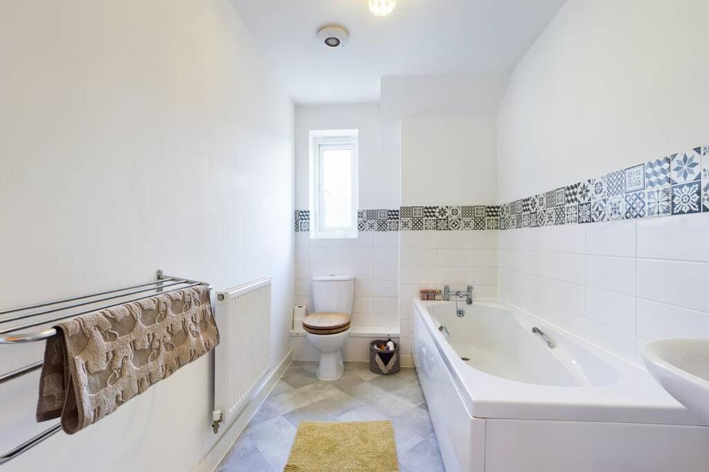 Chic City Centre Apartment With Allocated Parking Swansea Eksteriør bilde