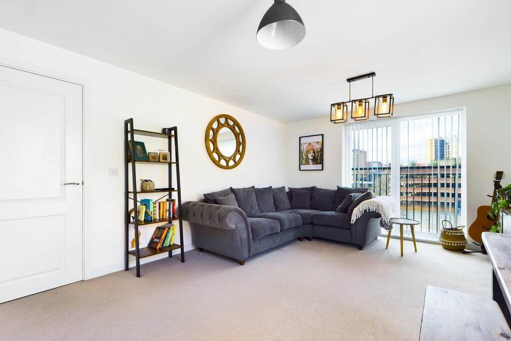Chic City Centre Apartment With Allocated Parking Swansea Eksteriør bilde