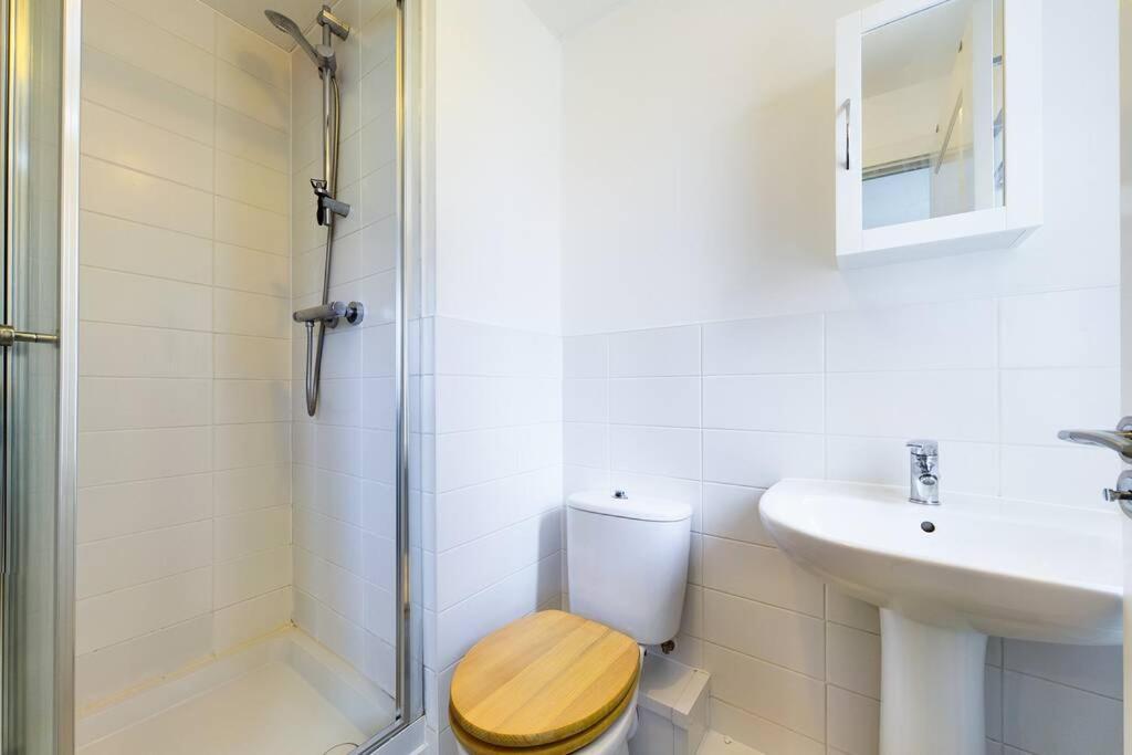 Chic City Centre Apartment With Allocated Parking Swansea Eksteriør bilde
