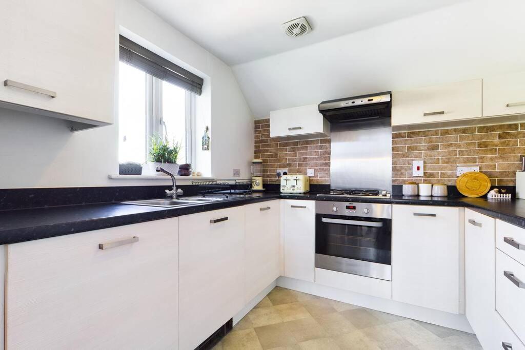 Chic City Centre Apartment With Allocated Parking Swansea Eksteriør bilde