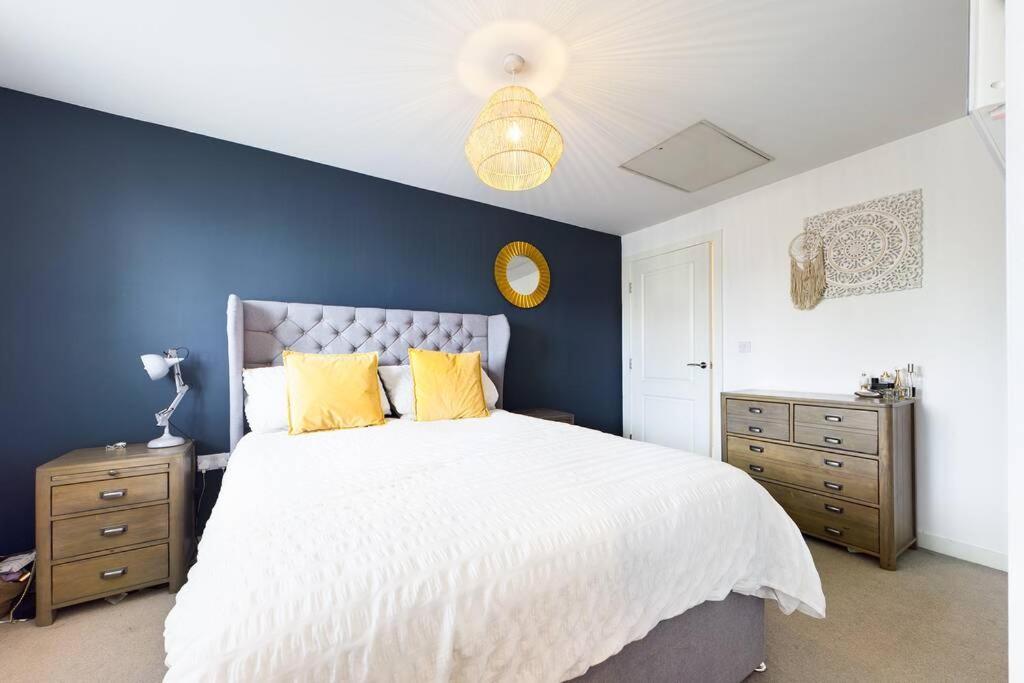 Chic City Centre Apartment With Allocated Parking Swansea Eksteriør bilde